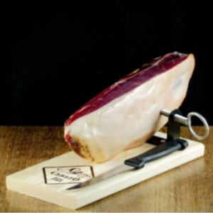 Spaanse Serrano mini ham in combinatie met een hamstandaard en mes